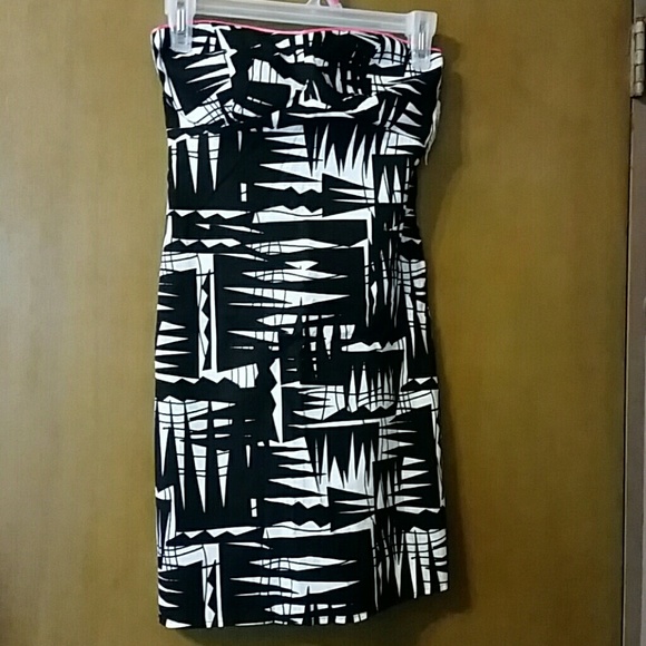 Black and white design causal strapless dress.