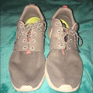 SALE!! Nike Roshe Run