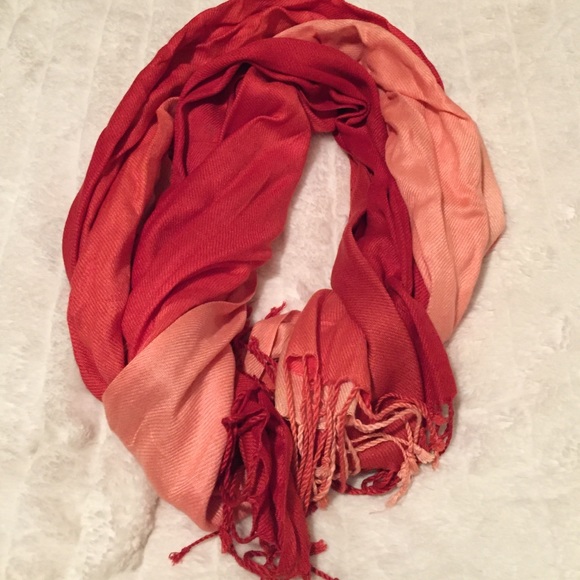 Super cute ombre scarf. 🎉MUST HAVES🎉 accessories