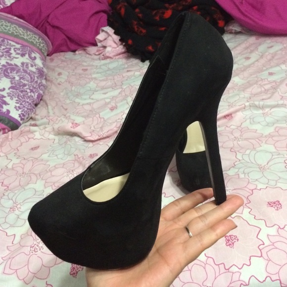 Heels - Picture 2 of 4