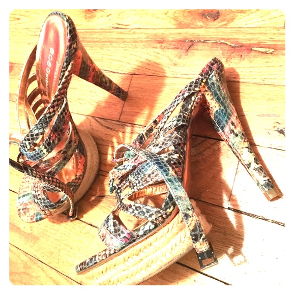 Snake heels for summer ! Excellent condition.