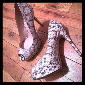 Beautiful almost new heels