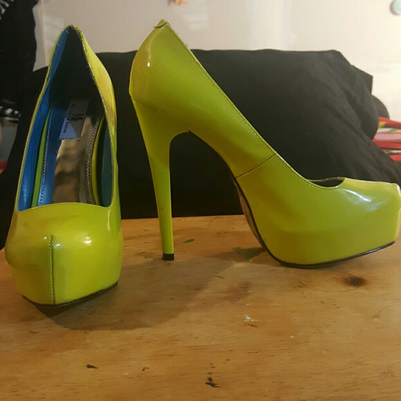 💛6" vibrant yellow accent heels💛