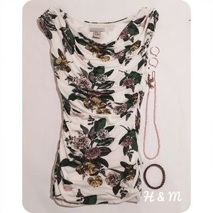 Sleeveless shirt.