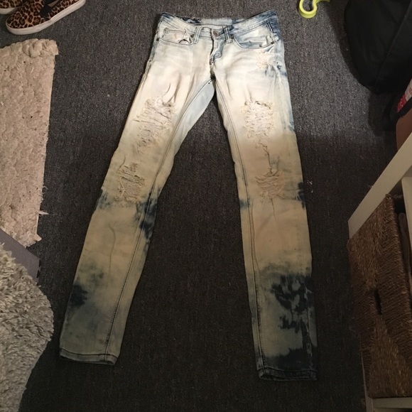 Distressed jeans size 27