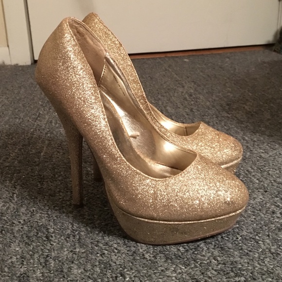 Beautiful gold sparkle pumps