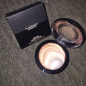 Brand new authentic MAC skin finish powder on sale
