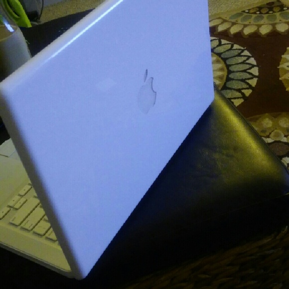Macbook a1181 laptop - Picture 1 of 4