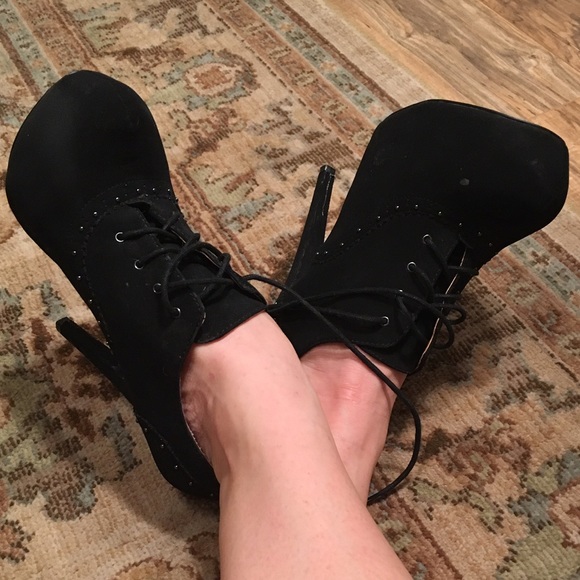High heeled black pumps. - Picture 1 of 3