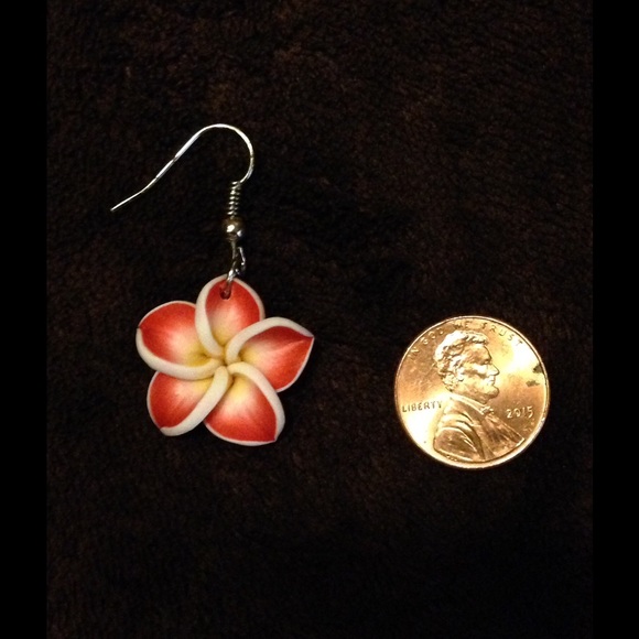 Red Hawaiian flower earrings - Picture 3 of 3