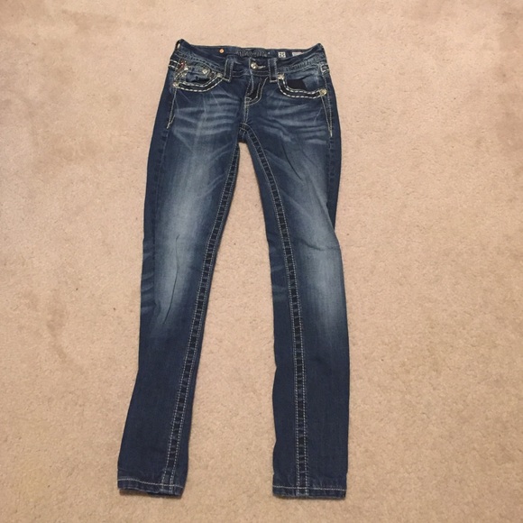 Adorable Miss Me Dark Wash Skinnys!!