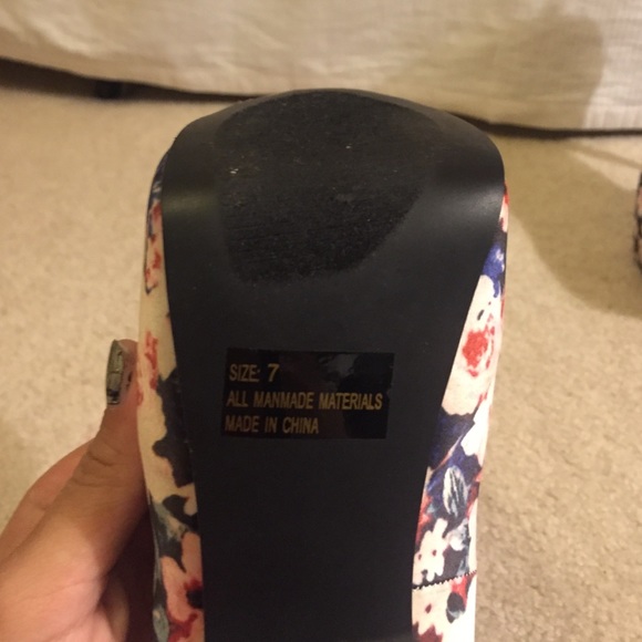 BRAND NEW FLORAL HEELS - Picture 2 of 4