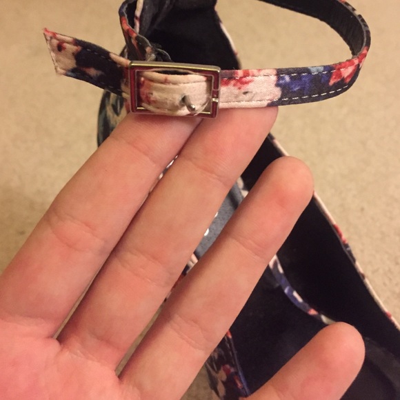 BRAND NEW FLORAL HEELS - Picture 4 of 4