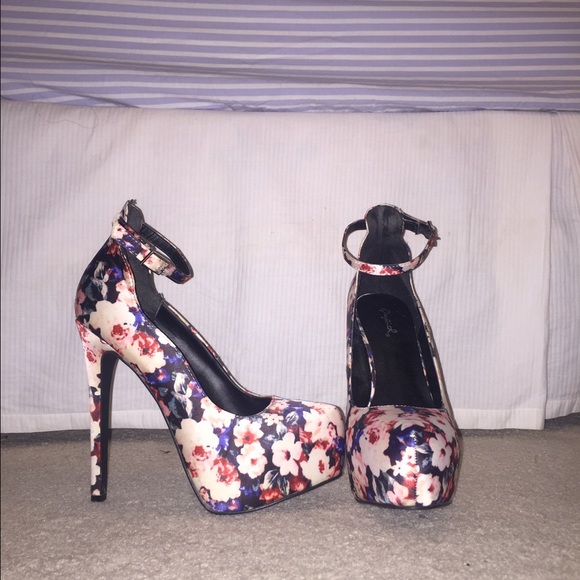 BRAND NEW FLORAL HEELS - Picture 3 of 4
