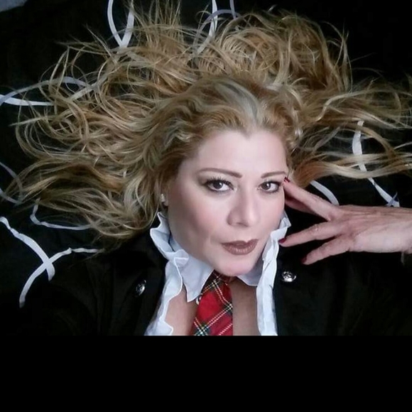 Meet your Posher, Claudia - Picture 1 of 1