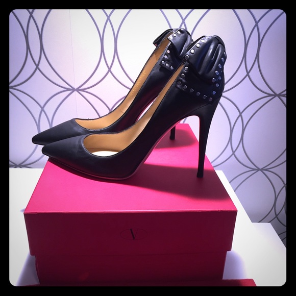 Valentino studded pumps size 39. New. Store model.