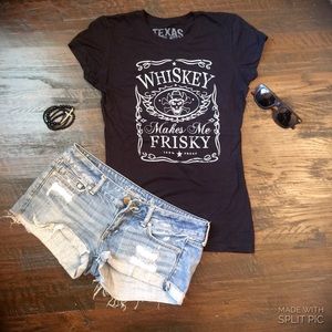 Super fun, "Whiskey Makes Me Frisky" Tee🍾✨