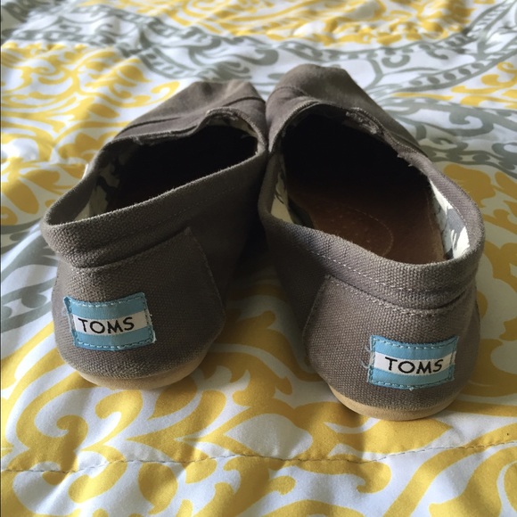 Gray toms size 7w