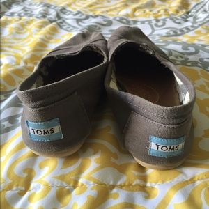 Gray toms size 7w