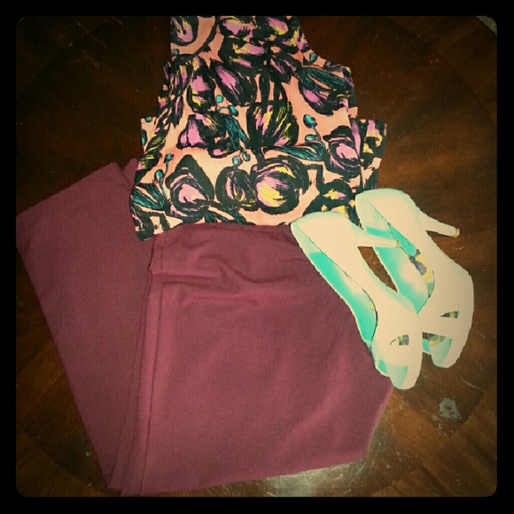 Liz Claiborne Maroon Cropped Pants