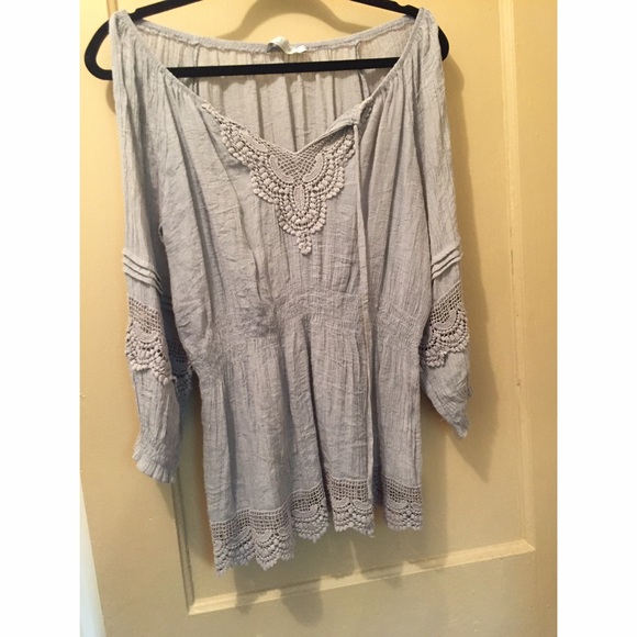 Grey flowy top! 💕