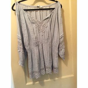 Grey flowy top! 💕