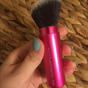 Retractable kabuki brush