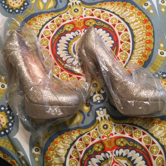 Bakers Shoes - Bakers size 7 gold glitter pumps Bakers Shoes - Bakers size 7 gold glitter pumps
