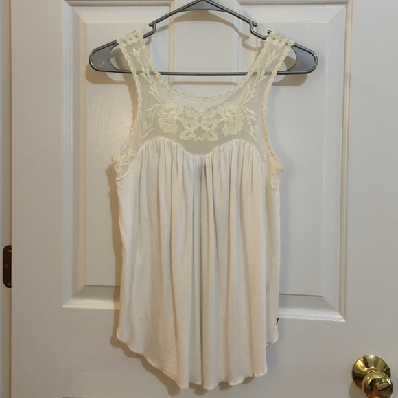 Super cute white AE flowy tank with lace‼️🦄💕