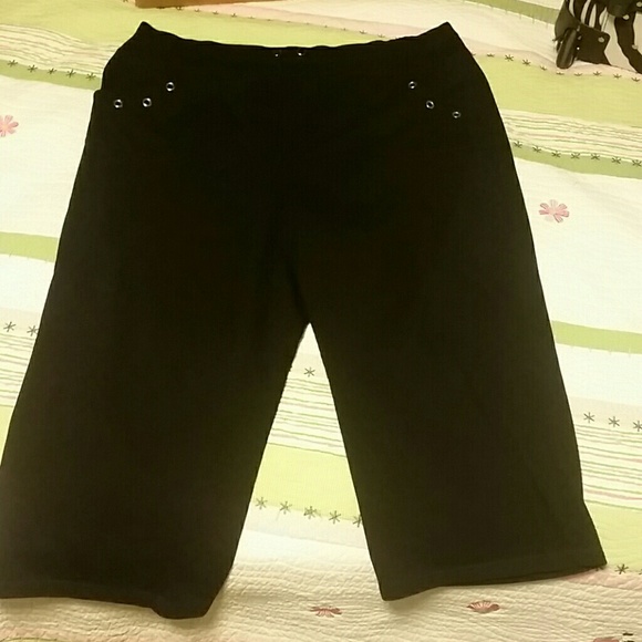 Black cropped pants