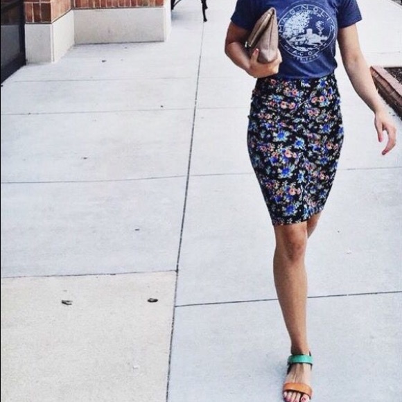 Lularoe Cassie Pencil Skirt Aztec Tribal Tiki Red - Picture 3 of 3