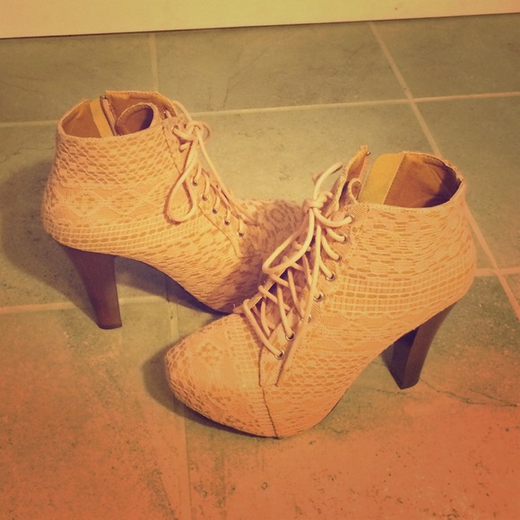 Pink lace Bootie