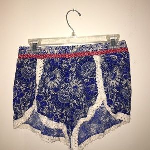 Floral printed shorts with small lace rim
