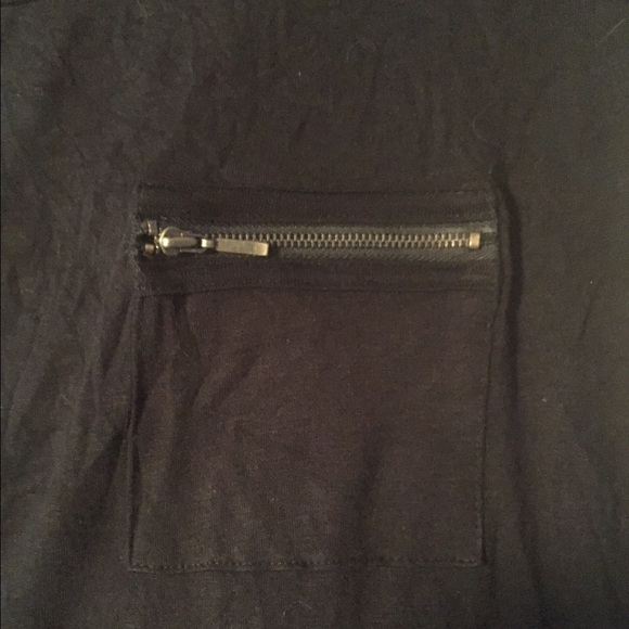Black zipper pocket t-shirt - Picture 2 of 2