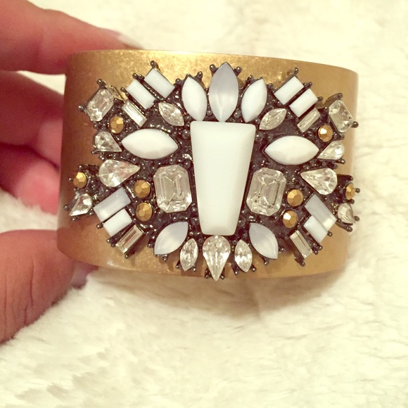 “Stunning”CoutureCrystal bangle/Gold w stone;)