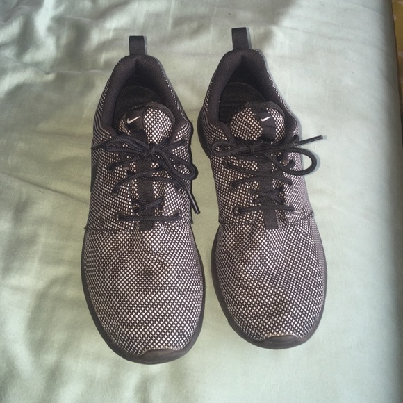 Black nike roshes