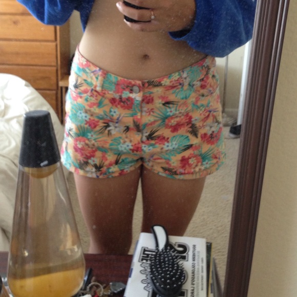 Flower shorts - Picture 1 of 3