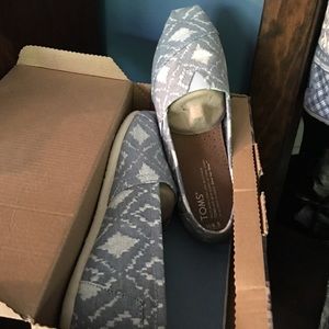 Toms blue geometric ikat