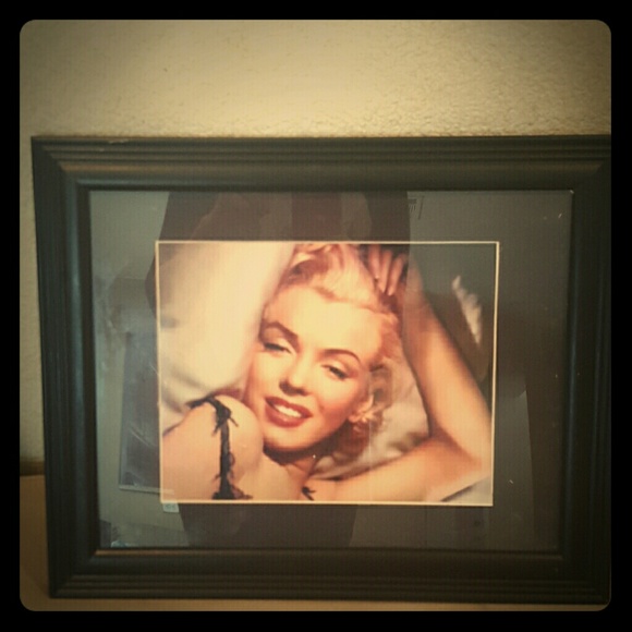 Beautiful 11X17 Marylin Monroe in frame