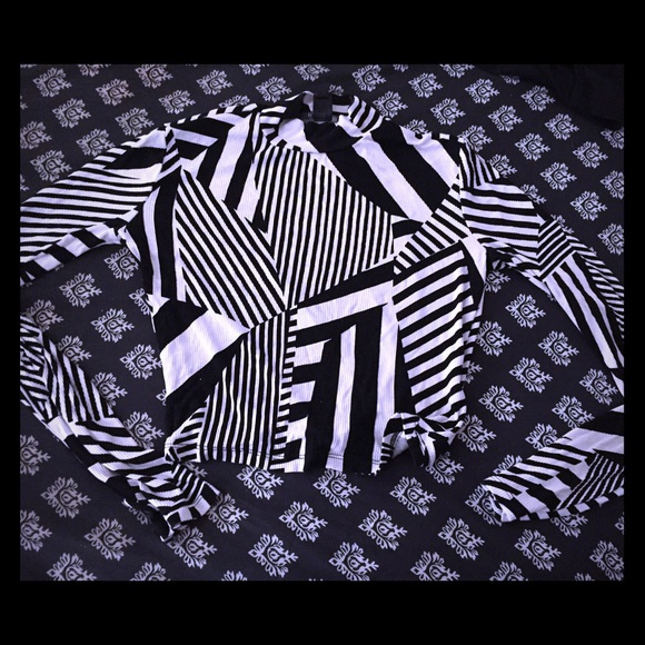 Long sleeved crop top Very stylish!