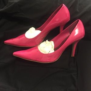 HOT PINK PUMPS
