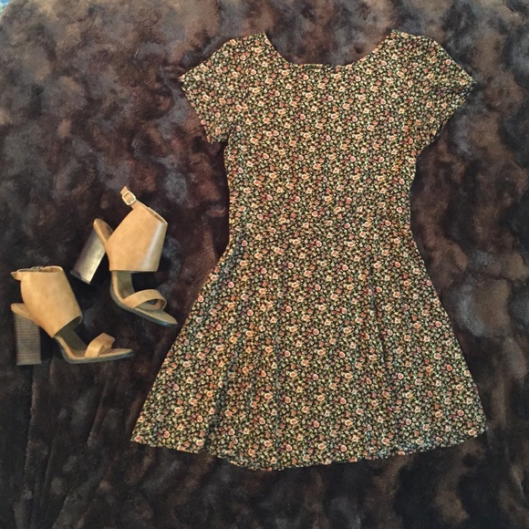 Forever 21 Dresses & Skirts - Open Back Floral Fit and Flare Dress