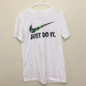 🔵selling on MERCARI White nike workout shirt