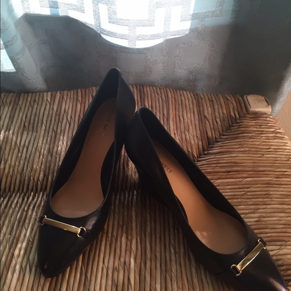 Nine West black classic wedge size 10 gold accents