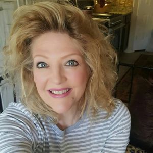 Meet your Posher, Debora