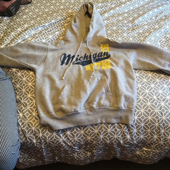 Sweat shirt with hoodie
