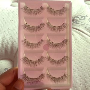 2 boxes of lashes