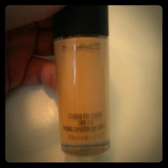 MAC studiofix make-up fluid. Spf 15