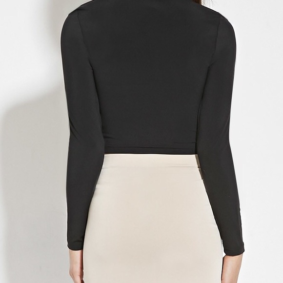 Lace-Up Crop Top - Picture 3 of 4