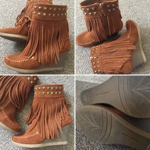 Minnetonka fringe wedge booties